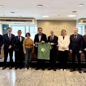 ADPERJ recebe deputado federal Hugo Leal